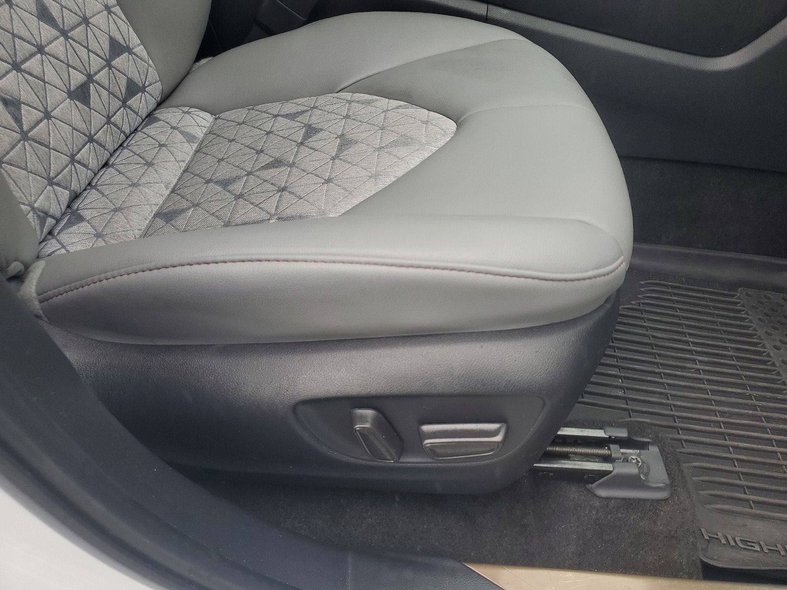 2023 Toyota Highlander Hybrid Bronze Edition